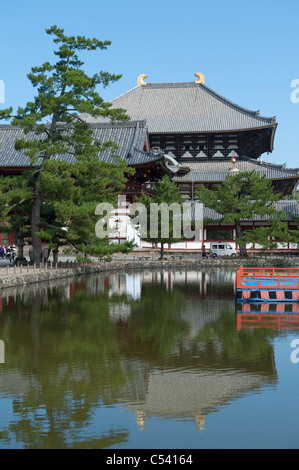 Reflet de Temple Todaiji à Nara, au Japon, de l'eau Banque D'Images