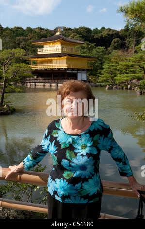 Portrait d'une femme en face de Temple Kinkaku-Ji, Kyoto, Japon Banque D'Images