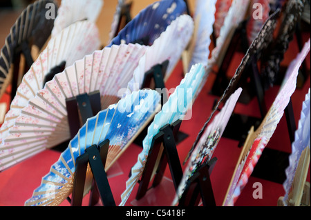 Close-up of colorful pliage japonais fans au Temple Kiyomizu-Dera, Kyoto, Japon Banque D'Images