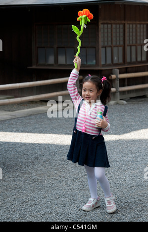 Girl holding a flower au Temple Kinkaku-Ji, Kyoto, Japon Banque D'Images