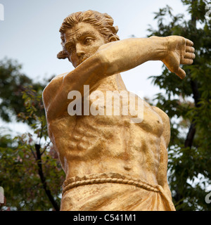 Statue en or d'un homme à Nagasaki Atomic Bomb Museum, Nagasaki, Japon Banque D'Images