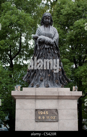 Sculpture d'une femme avec son bébé au Parc de la paix de Nagasaki, Nagasaki, Japon Banque D'Images