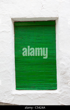 Les stores en bois sur une maison dans la fenêtre de Villena, Murcia, Espagne. Banque D'Images