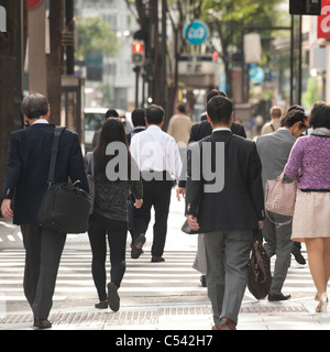 Les gens dans une ville, Ginza, Chuo Ward, Tokyo, Japon Banque D'Images