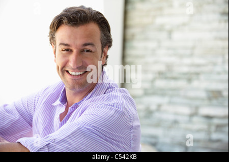 Portrait of a young man smiling Banque D'Images