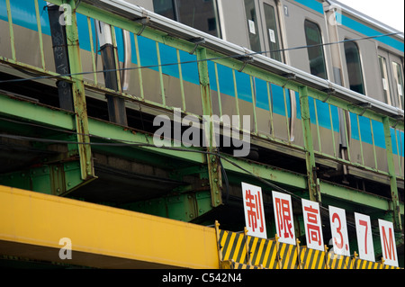 Subway train sur un pont, la ligne de métro Yurakucho Tokyo, Ginza, Chuo Ward, Tokyo, Japon Banque D'Images