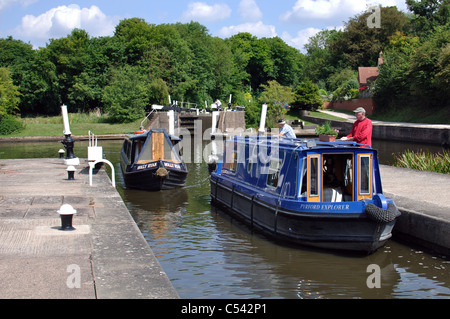 Narrowboats sur le Grand Union canal à écluses Knowle Banque D'Images