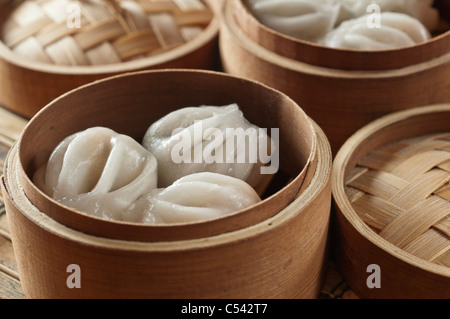 Dim sum. Boulettes à la vapeur dans des paniers vapeur Banque D'Images