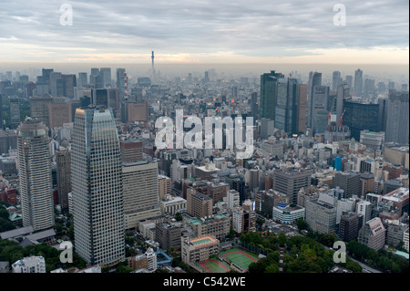 Gratte-ciel vue depuis la Tour de Tokyo, Minato, Tokyo, Japon Banque D'Images