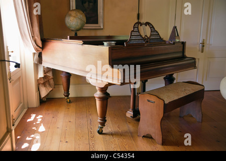 Avis de piano dans la salle de séjour Banque D'Images