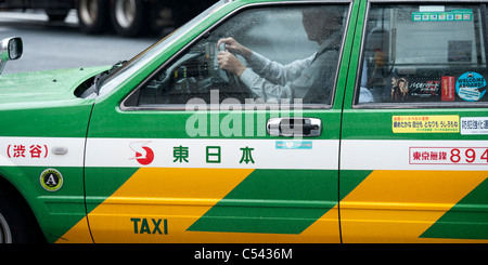 Taxi sur la route, Ginza, Chuo Ward, Tokyo, Japon Banque D'Images