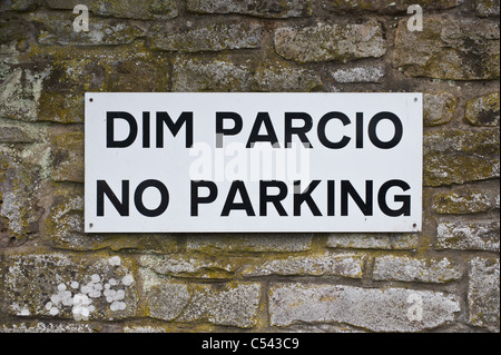 Langue Bilingue Anglais Gallois NO PARKING sign in village de Powys Personnalités South Wales UK Banque D'Images