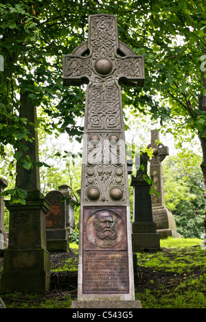 Pierre tombale d'Alexander McCall, conçu par Charles Rennie Mackintosh dans la nécropole, Glasgow, Écosse, Royaume-Uni Banque D'Images