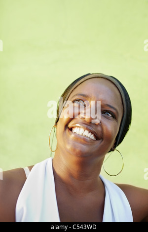 Portrait of happy african adult woman looking up and smiling. La forme verticale, copy space Banque D'Images