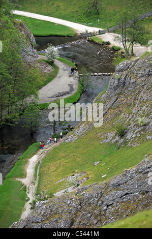 À la recherche jusqu'à la Dovedale Stepping Stones Banque D'Images