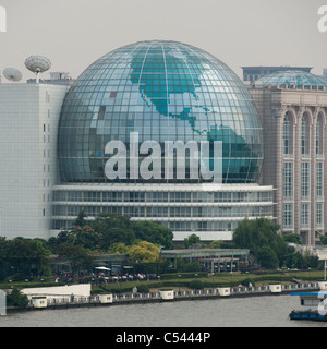 Les bâtiments au bord de l'eau, le Shanghai International Convention Center, la rivière Huangpu, Pudong, Shanghai, Chine Banque D'Images