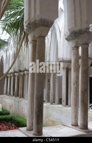 Le Cloître de la cathédrale de St Andrew (Andrea) ou le Duomo, Milan, Lombardie, Italie Banque D'Images