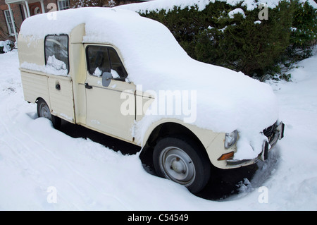 Une vieille fourgonnette classique française Citroën 2CV (deux chevaux) recouverte de neige d'hiver, garée à Dorchester, Dorset, Angleterre, Royaume-Uni. Banque D'Images