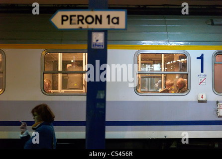 Un train et les passagers en attente sur une plate-forme, Poznan, Pologne Banque D'Images