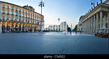 Panorama de la soirée Bordeaux Place de la Comédie, avec le Regent Grand Hotel sur la gauche et le Grand Théâtre sur la droite Banque D'Images