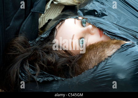 L'amincissement des cheveux et effrayant dans les têtes décapitées ou sacs bandoulière en aller,décapitation mannequin, corps, organes,aller,ouvrir les yeux Banque D'Images