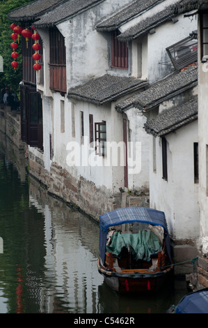 Maisons près d'un canal, à Zhouzhuang, Shanghai, Chine Banque D'Images