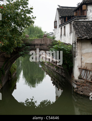 Maisons près d'un canal, à Zhouzhuang, Shanghai, Chine Banque D'Images