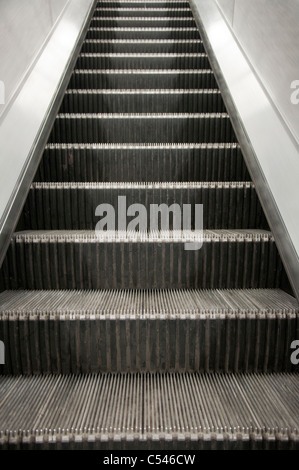 Un escalator dans le métro, London England UK Banque D'Images