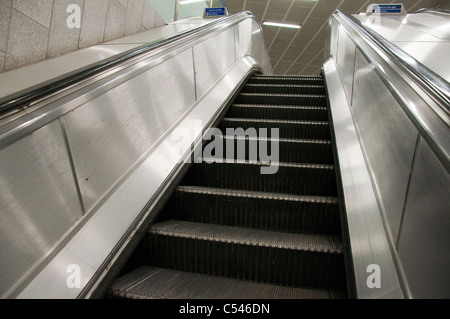 Un escalator dans le métro, London England UK Banque D'Images