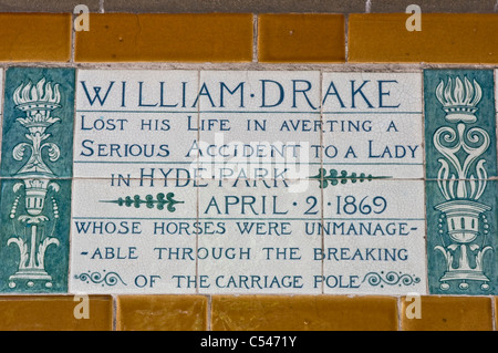 Postman's Park CE1 Victorian mémorial à l'héroïque sacrifice de London City de Londres Angleterre Europe Banque D'Images