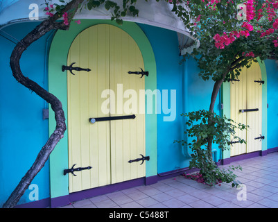 Store portes avant avec Bouganvilla. St John. Slands vierge St John. Îles Vierges britanniques. Banque D'Images