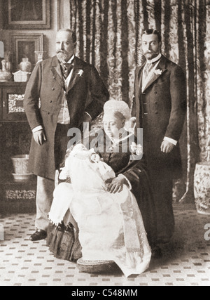 La reine Victoria tenant son arrière-petit-fils le prince Edward, futur Édouard VIII, en 1894. Banque D'Images