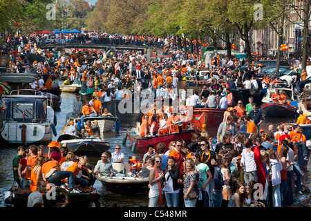 Les Pays-Bas, Amsterdam. Kingsday, 27 avril, est un unique nuit et jour carnival comme événement. Défilé du canal. Banque D'Images