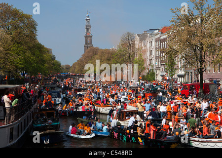 Les Pays-Bas, Amsterdam. Kingsday, 27 avril, est un unique nuit et jour carnival comme événement. Défilé du canal. Banque D'Images