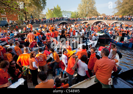 Les Pays-Bas, Amsterdam. Kingsday, 27 avril, est un unique nuit et jour carnival comme événement. Défilé du canal. Banque D'Images