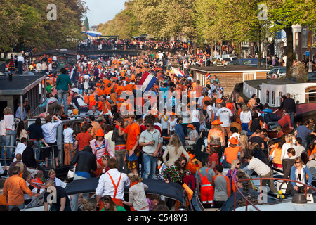 Les Pays-Bas, Amsterdam. Kingsday, 27 avril, est un unique nuit et jour carnival comme événement. Défilé du canal. Banque D'Images