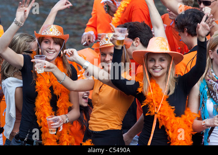 Les Pays-Bas, Amsterdam. Kingsday, 27 avril, est un unique nuit et jour carnival comme événement. Banque D'Images