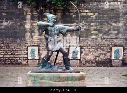 Statue en bronze de Robin des bois à l'extérieur le château de Nottingham Banque D'Images