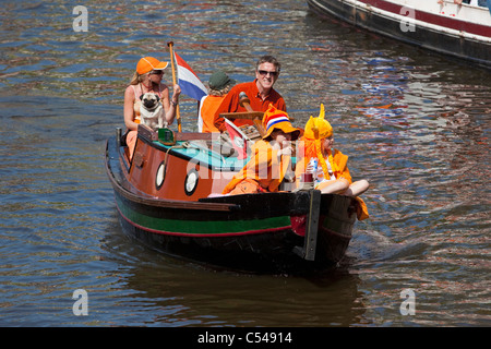 Les Pays-Bas, Amsterdam. Kingsday, 27 avril, est un unique nuit et jour carnival comme événement. Défilé du canal. Banque D'Images