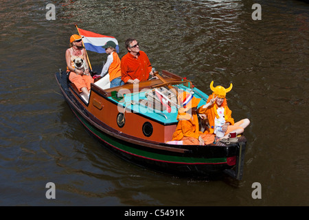 Les Pays-Bas, Amsterdam. Kingsday, 27 avril, est un unique nuit et jour carnival comme événement. Défilé du canal. Banque D'Images