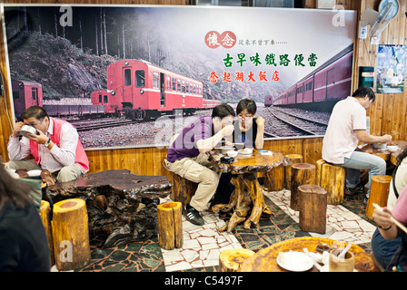 Fenqihu Lunch Restaurant, Den Shi Shan Tang, Alishan National Park Scenic Area, Chiayi, Taiwan Banque D'Images