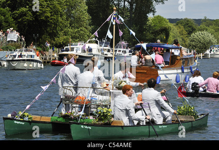 Bénéficiant d'Henley Royal Regatta fêtards , une pagaie canoë raft deux le long de la rivière ouvert lane, Henley on Thames , Banque D'Images