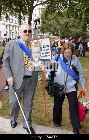 Des milliers de personnes handicapées devant le Parlement pour protester contre les coupures à l'appui offert aux personnes handicapées Banque D'Images