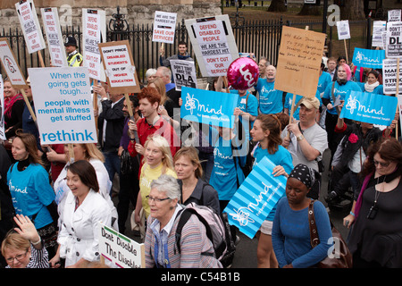 Des milliers de personnes handicapées devant le Parlement pour protester contre les coupures à l'appui offert aux personnes handicapées Banque D'Images