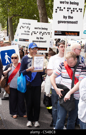 Des milliers de personnes handicapées devant le Parlement pour protester contre les coupures à l'appui offert aux personnes handicapées Banque D'Images