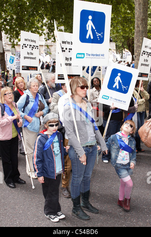 Des milliers de personnes handicapées devant le Parlement pour protester contre les coupures à l'appui offert aux personnes handicapées Banque D'Images