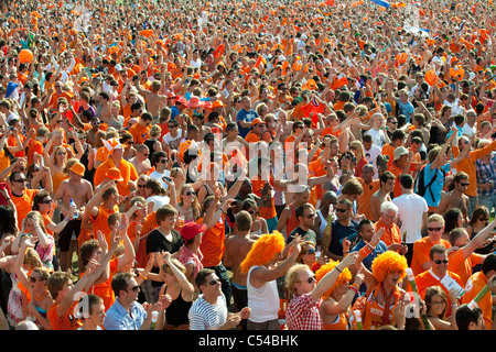 Coupe du Monde de Football. Quart de finale Brésil - 2 juillet 2010. Museumplein. Supporters, vêtus de la couleur orange. Banque D'Images