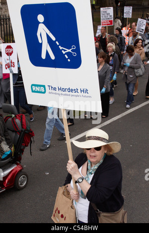 Des milliers de personnes handicapées devant le Parlement pour protester contre les coupures à l'appui offert aux personnes handicapées Banque D'Images