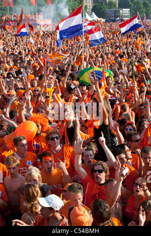 Coupe du Monde de Football 2010. Museumplein. 6 juillet. Pays-bas - Espagne finale. Vêtus de couleur orange national. Banque D'Images