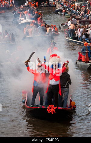 Les Pays-Bas, Amsterdam. Queens Day est une nuit et jour carnival comme événement le 30 avril de chaque année. Défilé du canal. Banque D'Images